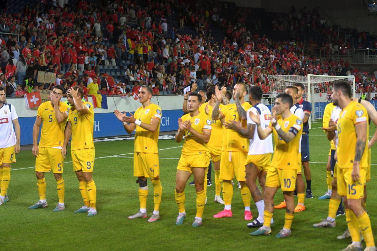 Nu s-a văzut la TV » Ce s-a întâmplat pe gazon după fluierul final: cadouri pentru ultrași și „scut” în jurul lui Mihăilă