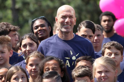 Zinedine Zidane, în mijlocul copiiilor // Foto: Imago