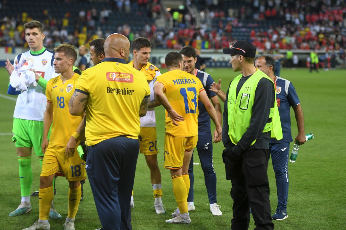 Ce s-a întâmplat pe gazon după fluierul final din Elveția - România: cadouri pentru ultrași și „scut” în jurul lui Mihăilă