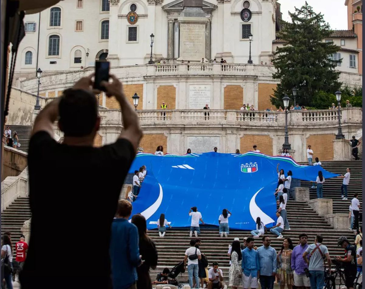Tricoul imens al squadrei azzurra a fost întins în Piazza di Spagna, înaintea derby-ului cu naționala iberică