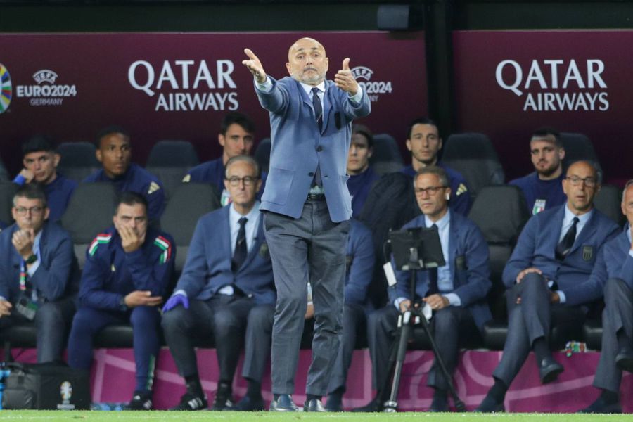Luciano Spalletti a renunțat la trening pentru costumul elegant la meciul cu Albania / Foto: Imago Spalletti, pregătit pentru Italia - Spania: „Intrăm în teren bine îmbrăcați, avem costume Armani, dar gata să ne murdărim! Este meciul carierei mele”