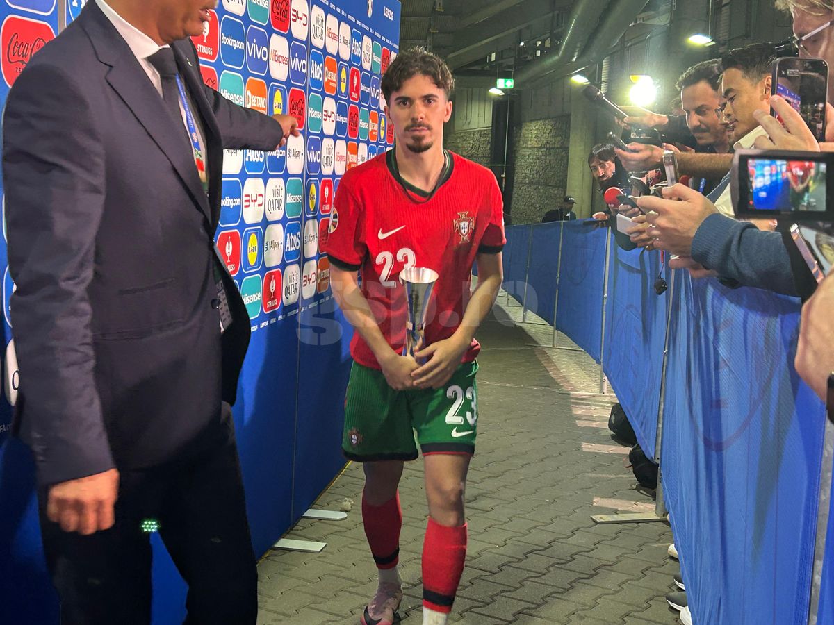 Ales „omul meciului” Portugalia - Cehia, a venit la interviuri cu trofeul în brațe