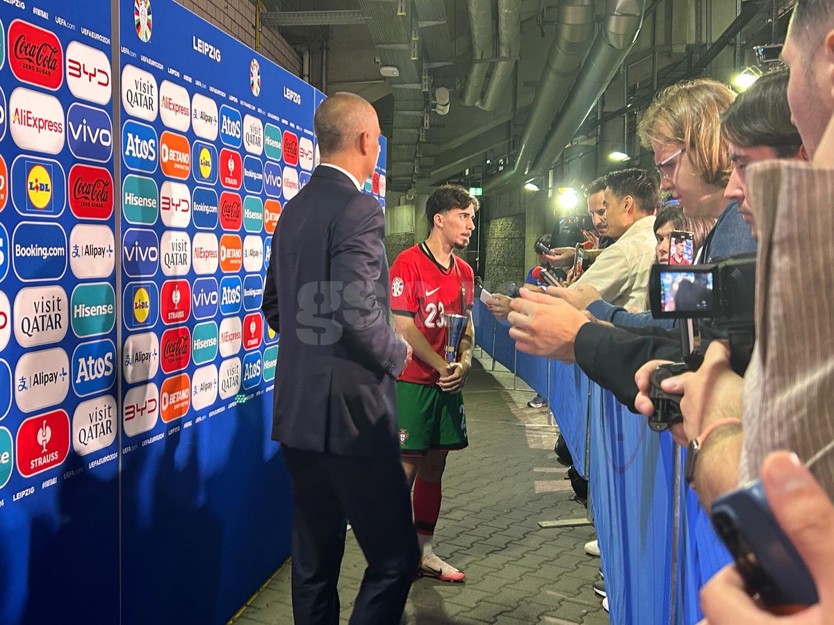 Ales „omul meciului” Portugalia - Cehia, a venit la interviuri cu trofeul în brațe