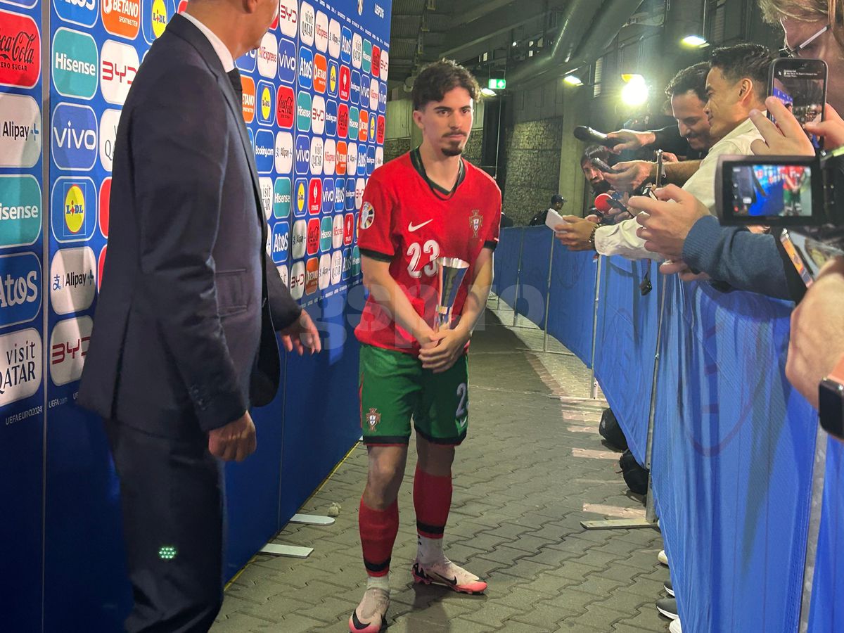 Ales „omul meciului” Portugalia - Cehia, a venit la interviuri cu trofeul în brațe