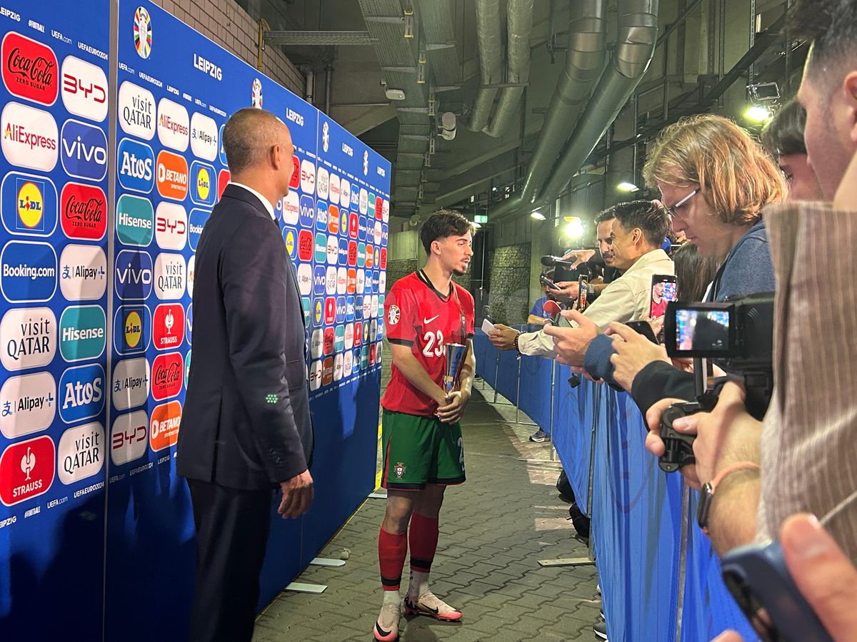 Ales „omul meciului” Portugalia - Cehia, a venit la interviuri cu trofeul în brațe