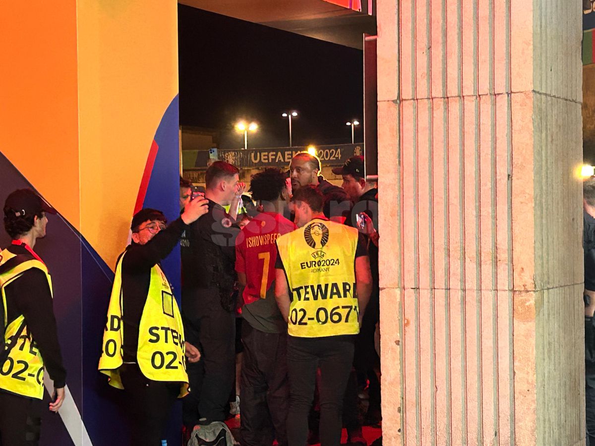 „Din cauza nenorociților ăștia!” » Nervi în parcare după Portugalia - Cehia, celebrul vlogger și-a pierdut cumpătul cu aproape 200.000 de oameni urmărind live