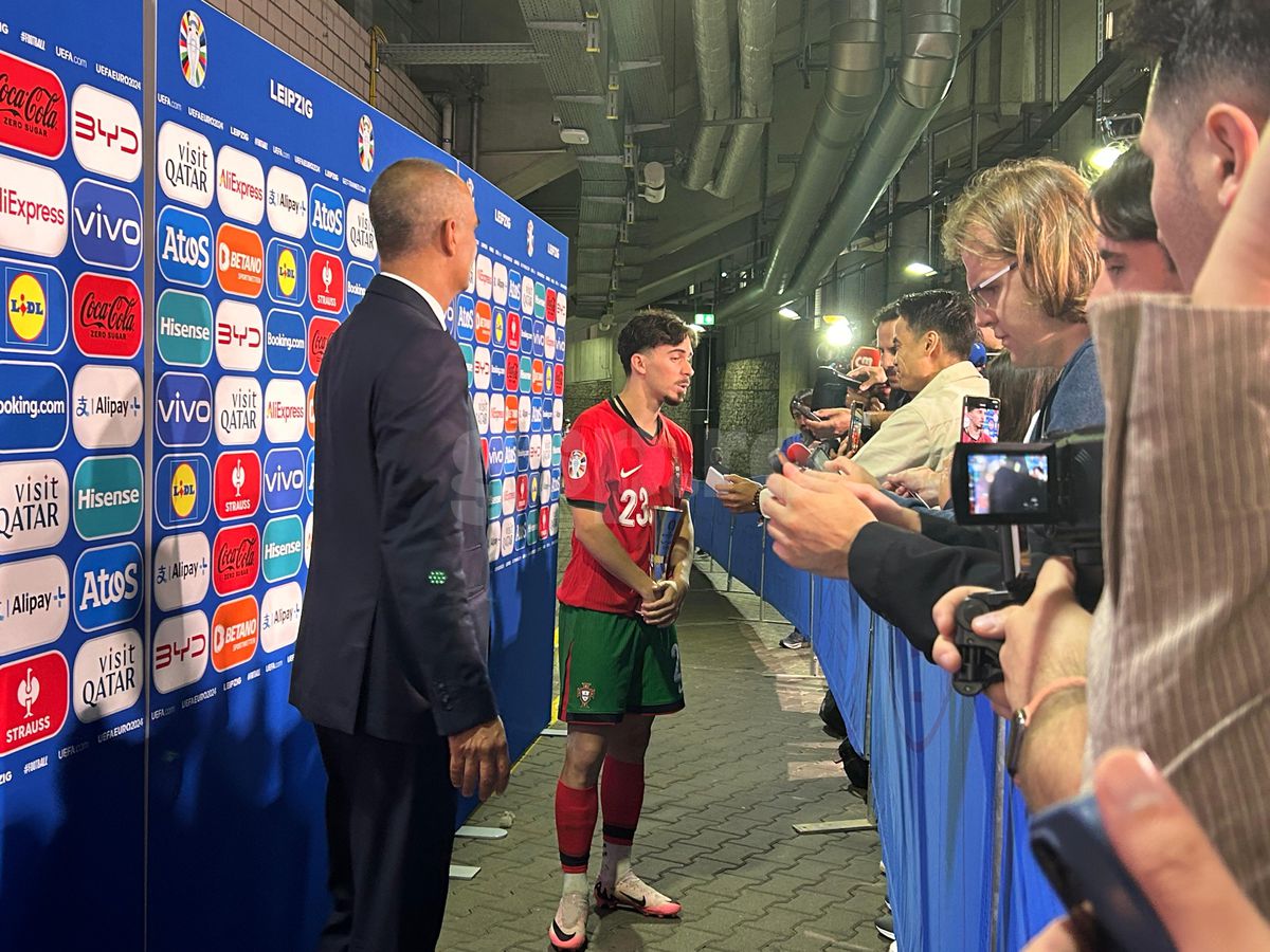 Ales „omul meciului” Portugalia - Cehia, a venit la interviuri cu trofeul în brațe
