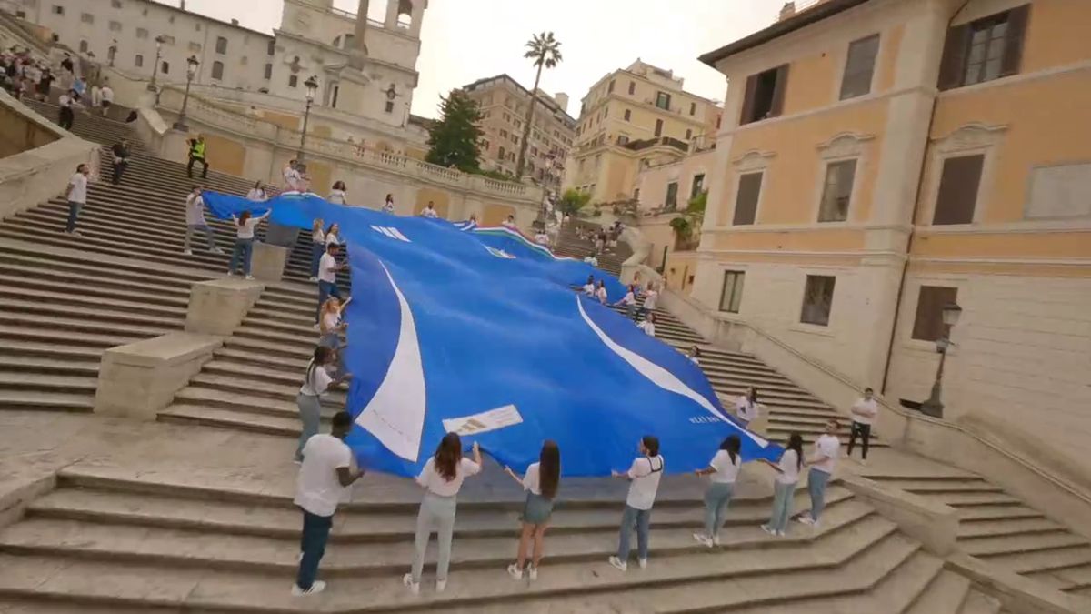 Tricou imens al naționalei Italiei în Piazza di Spagna