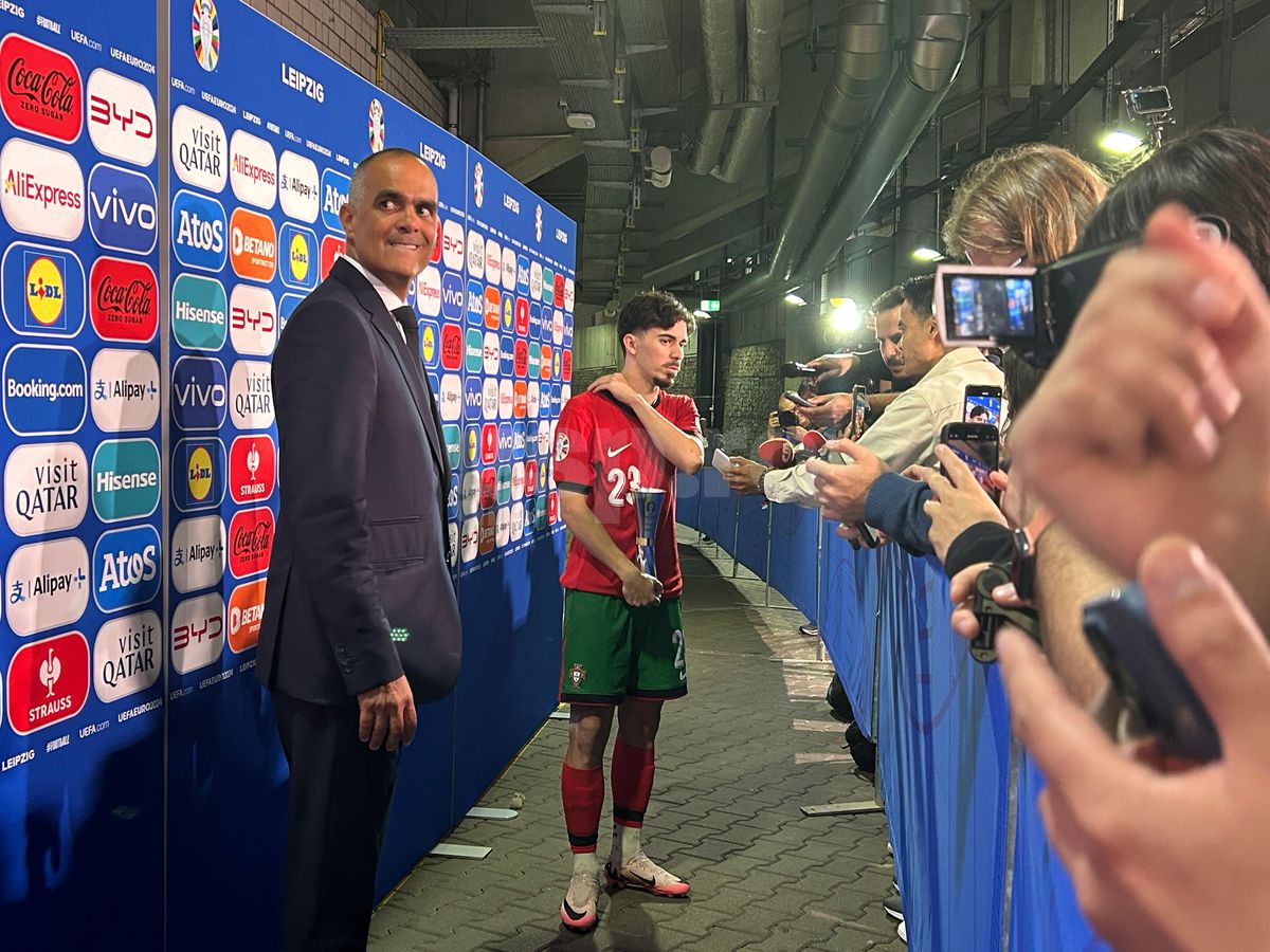 Ales „omul meciului” Portugalia - Cehia, a venit la interviuri cu trofeul în brațe