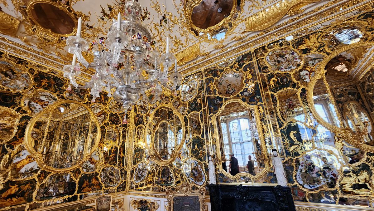 Pe urmele lui Napoleon » Dormitorul lui Bonaparte din palatul somptuos din Wurzburg, păstrat în starea lui originală