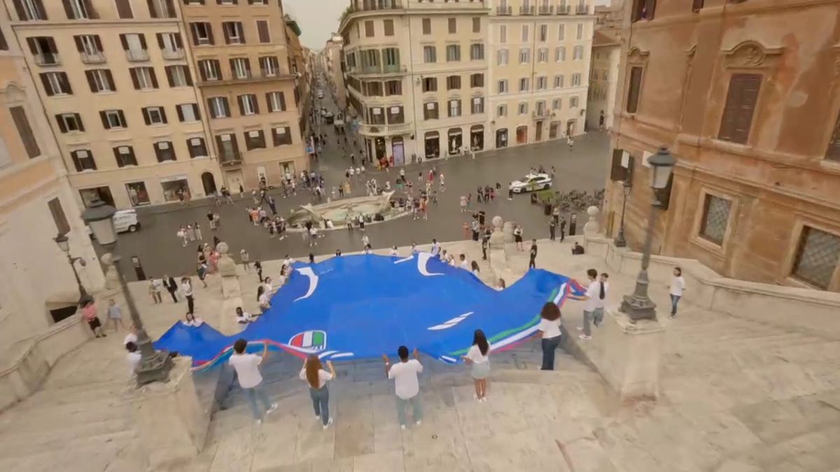 Tricoul imens al squadrei azzurra a fost întins în Piazza di Spagna, înaintea derby-ului cu naționala iberică