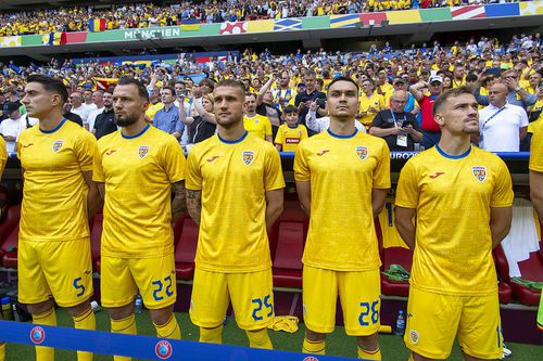 Vasile Mogoș, cu numărul 22, înainte de România - Ucraina // foto: Imago Images