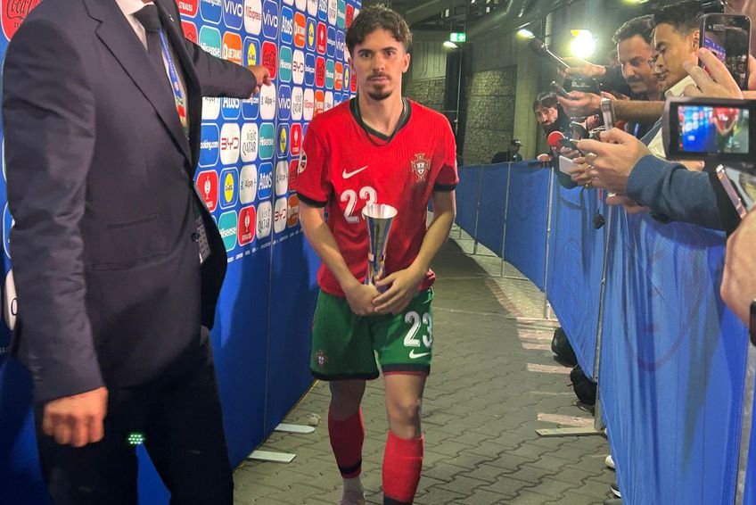 Vitinha, cu trofeul în brațe la zona mixtă după Portugalia - Cehia 2-1 // foto: GSP