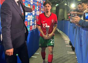 Ales „omul meciului” Portugalia - Cehia, a venit la interviuri cu trofeul în brațe