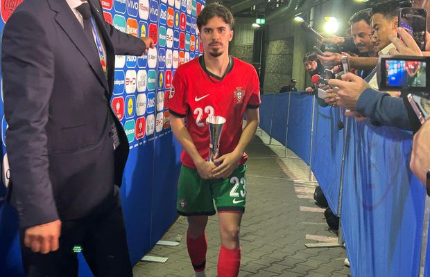 Ales „omul meciului” Portugalia - Cehia, a venit la interviuri cu trofeul în brațe