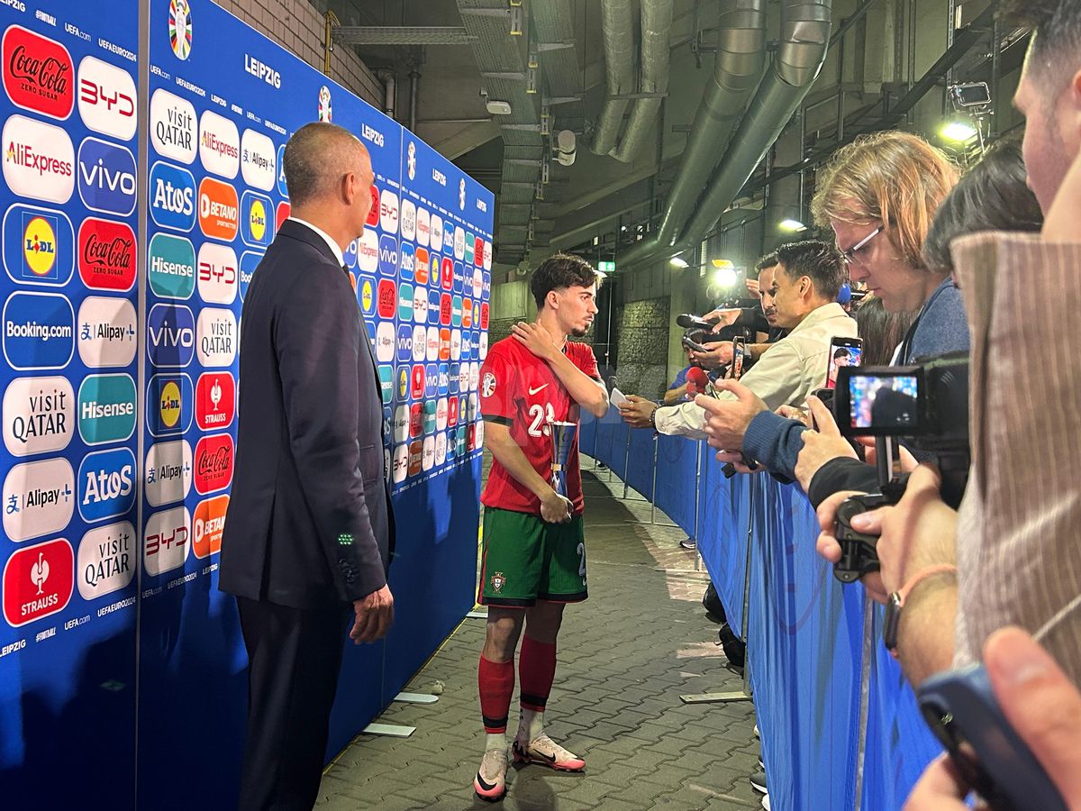 Ales „omul meciului” Portugalia - Cehia, a venit la interviuri cu trofeul în brațe