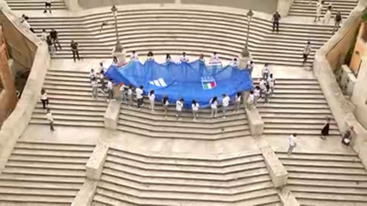 Tricou imens al naționalei Italiei în Piazza di Spagna
