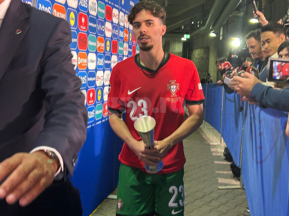 Ales „omul meciului” Portugalia - Cehia, a venit la interviuri cu trofeul în brațe
