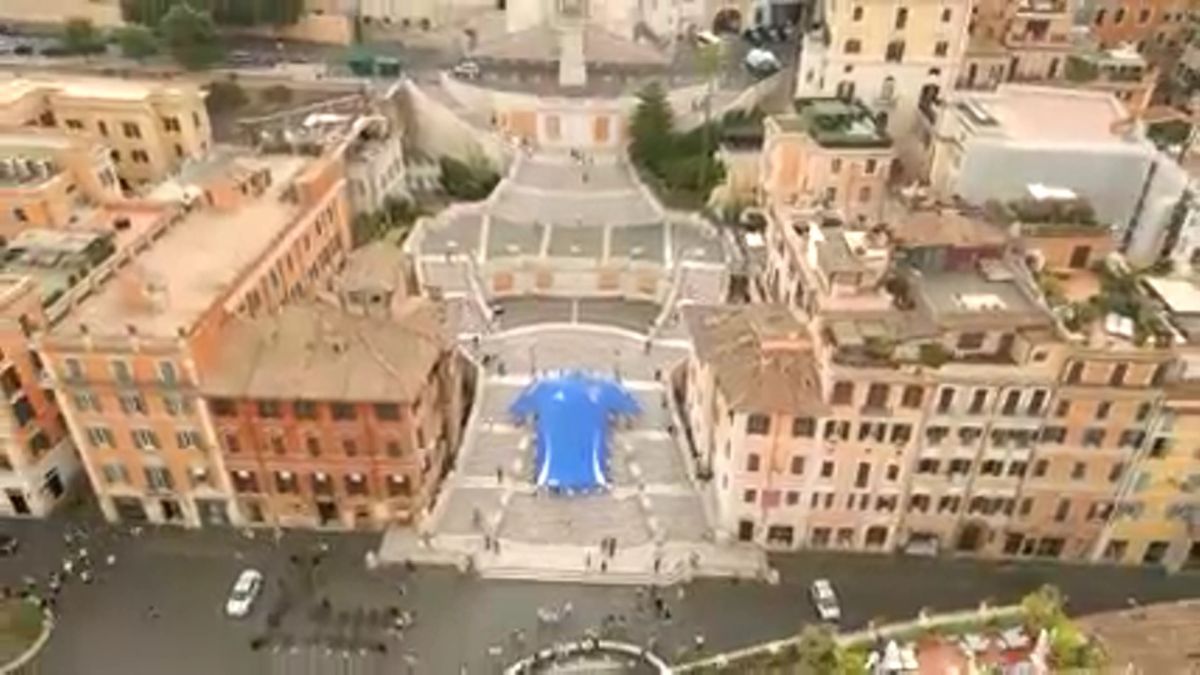 Tricoul imens al squadrei azzurra a fost întins în Piazza di Spagna, înaintea derby-ului cu naționala iberică