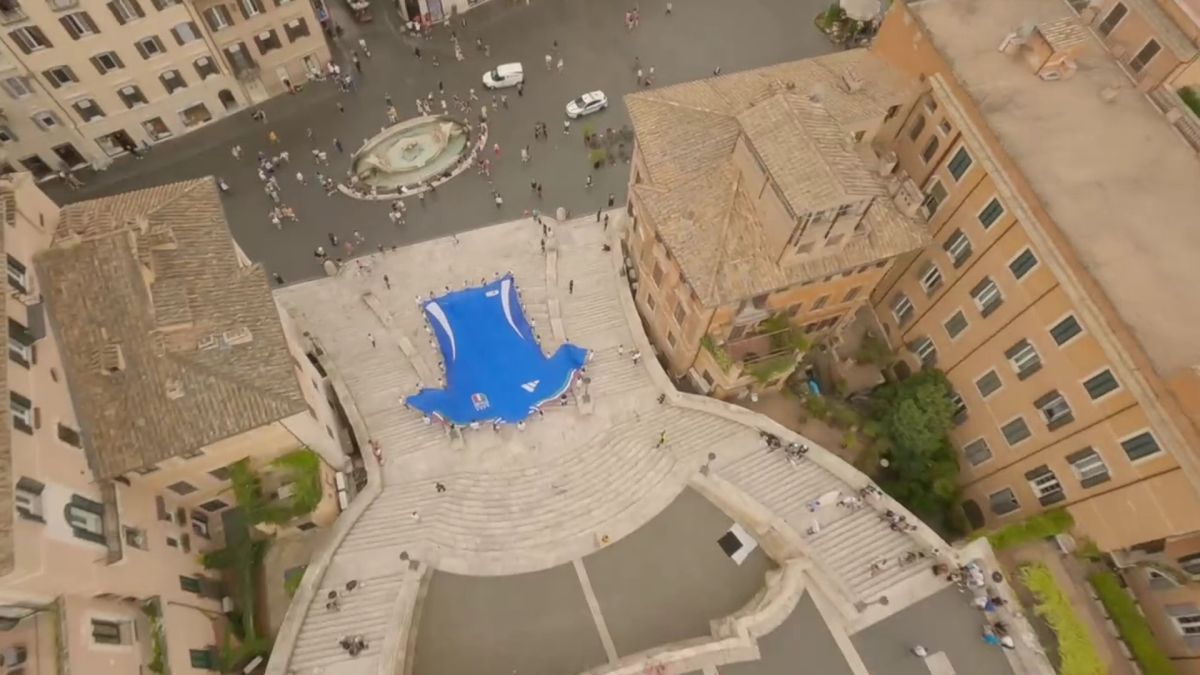 Tricoul imens al squadrei azzurra a fost întins în Piazza di Spagna, înaintea derby-ului cu naționala iberică