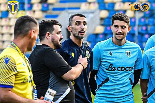 Mehmet Topal, noul antrenor de la Petrolul, la microfon / foto: facebook.com/official.fcpetrolul/