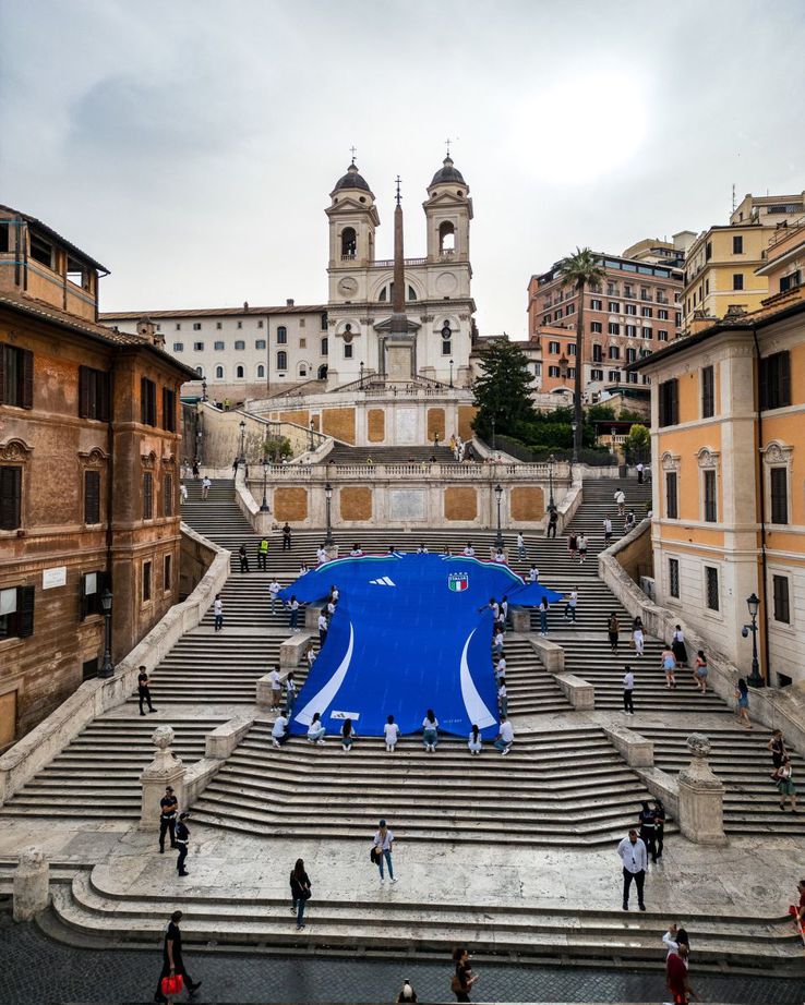 Un tricou al naționalei Italiei de 15 metri lungime întins în Piazza di Spania