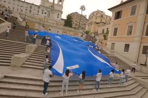 Un tricou imens al Squadrei Azzurra a fost lansat în Piazza di Spagna, înaintea derby-ului cu naționala iberică