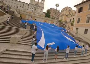 Tricoul imens al squadrei azzurra a fost întins în Piazza di Spagna, înaintea derby-ului cu naționala iberică