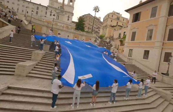 Tricoul imens al squadrei azzurra a fost întins în Piazza di Spagna, înaintea derby-ului cu naționala iberică