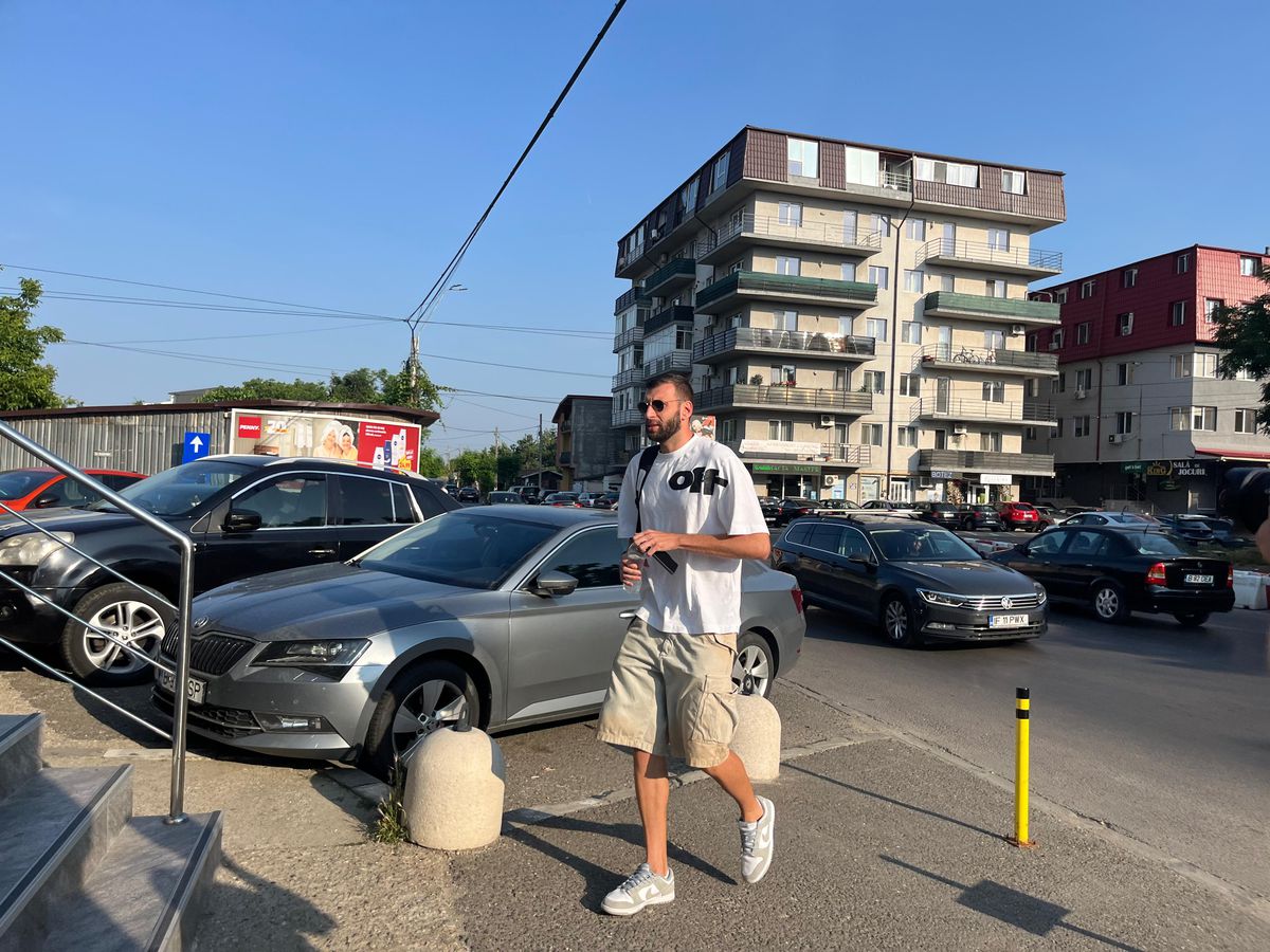 Jucătorii de la FCSB au efectuat vizita medicală  » Fostul dinamovist Dennis Politic a fost prezent, apariția zilei pentru Ștefănescu