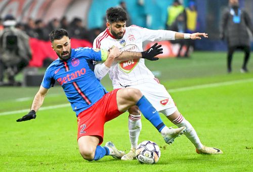 Sebastian Mailat, dreapta - în alb, în duel cu Valentin Crețu, foto: Imago