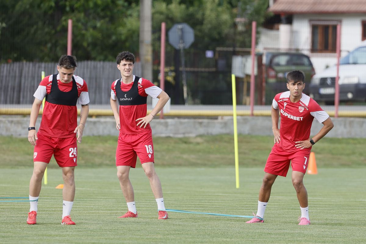 Imagini de la antrenamentul lui Dinamo de la Curtea de Argeș