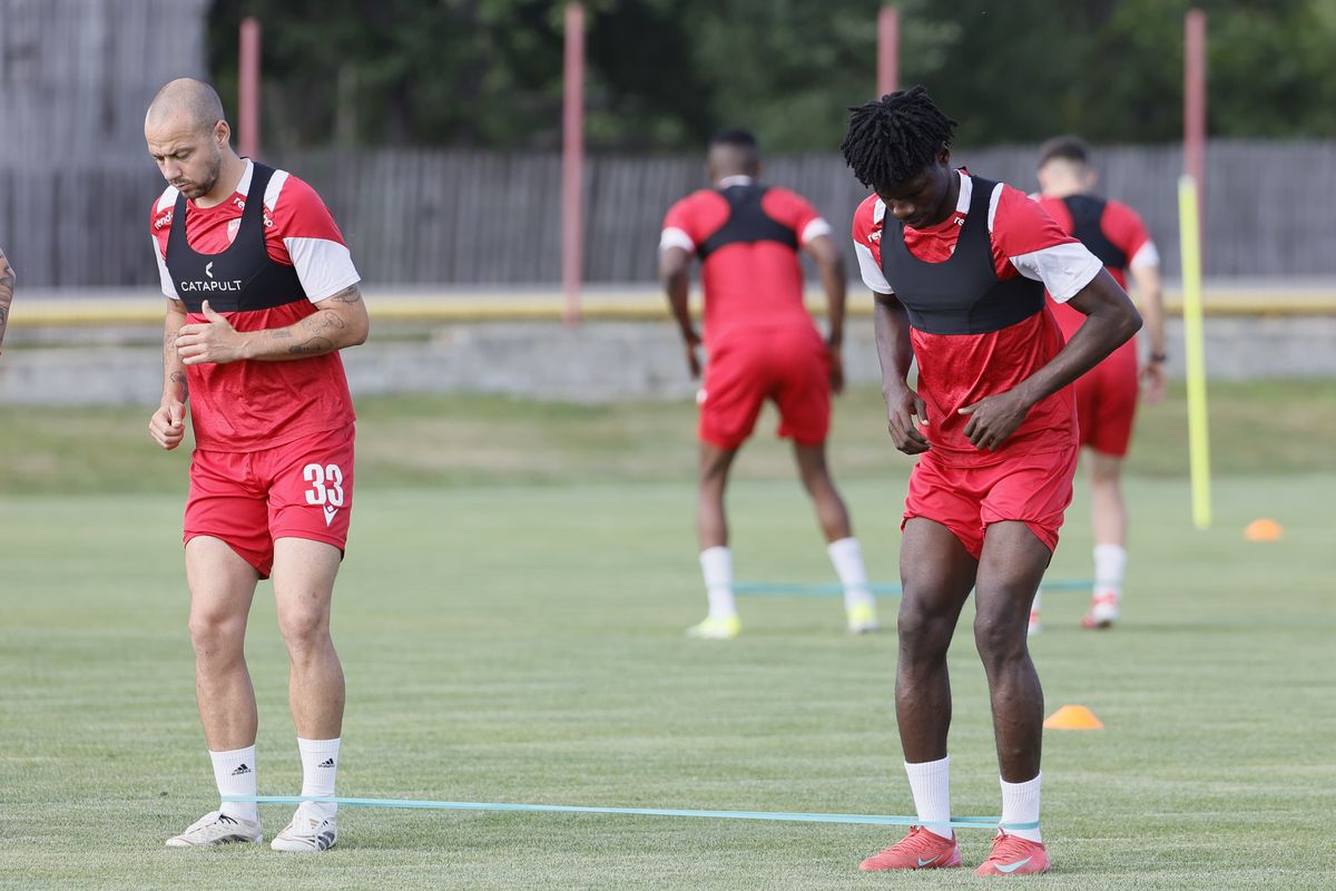 Imagini de la antrenamentul lui Dinamo de la Curtea de Argeș