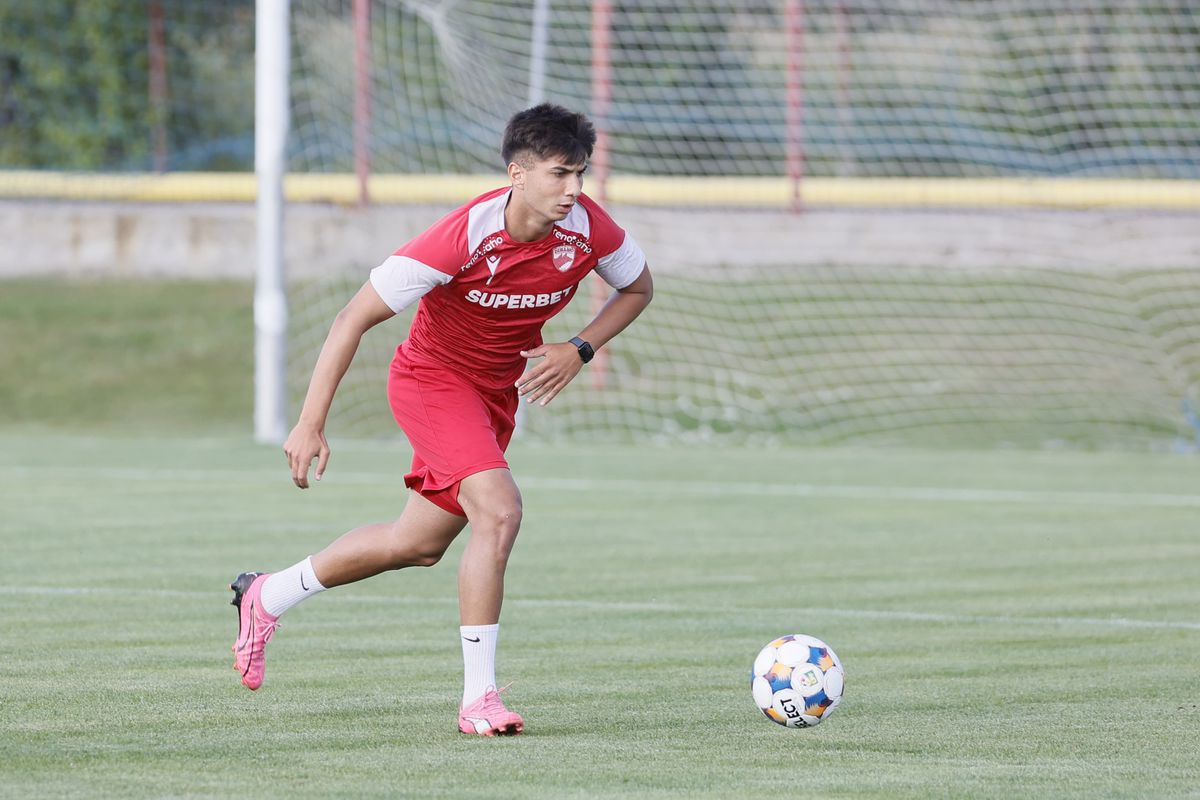 Imagini de la antrenamentul lui Dinamo de la Curtea de Argeș