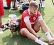 Un câine a venit la antrenamentul „câinilor” de la Dinamo // FOTO: Cristi Preda (GSP)