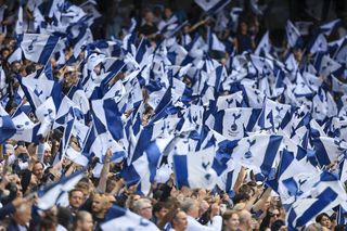 Probleme pentru clubul lui Radu Drăgușin! Tottenham, amendată drastic pentru scandări homofobe