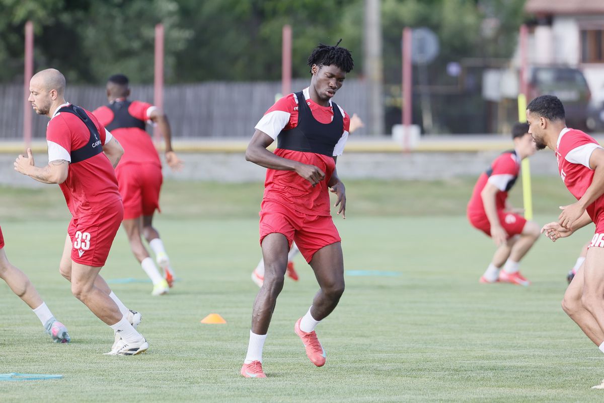 Imagini de la antrenamentul lui Dinamo de la Curtea de Argeș