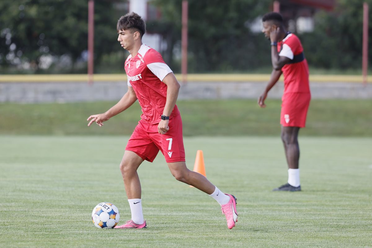 Imagini de la antrenamentul lui Dinamo de la Curtea de Argeș