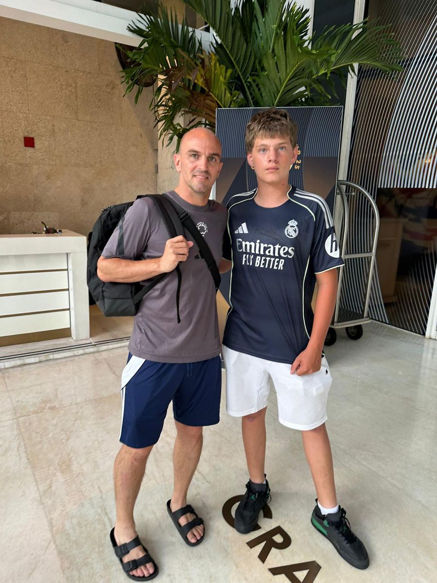 Alex Borcea alături de Esteban Cambiasso, fost mare fotbalist la River, Real Madrid și Internazionale, printre altele Cristi Borcea cu ochii pe Mondialul cluburilor din SUA. Surpriză uriașă pentru unul dintre copiii săi