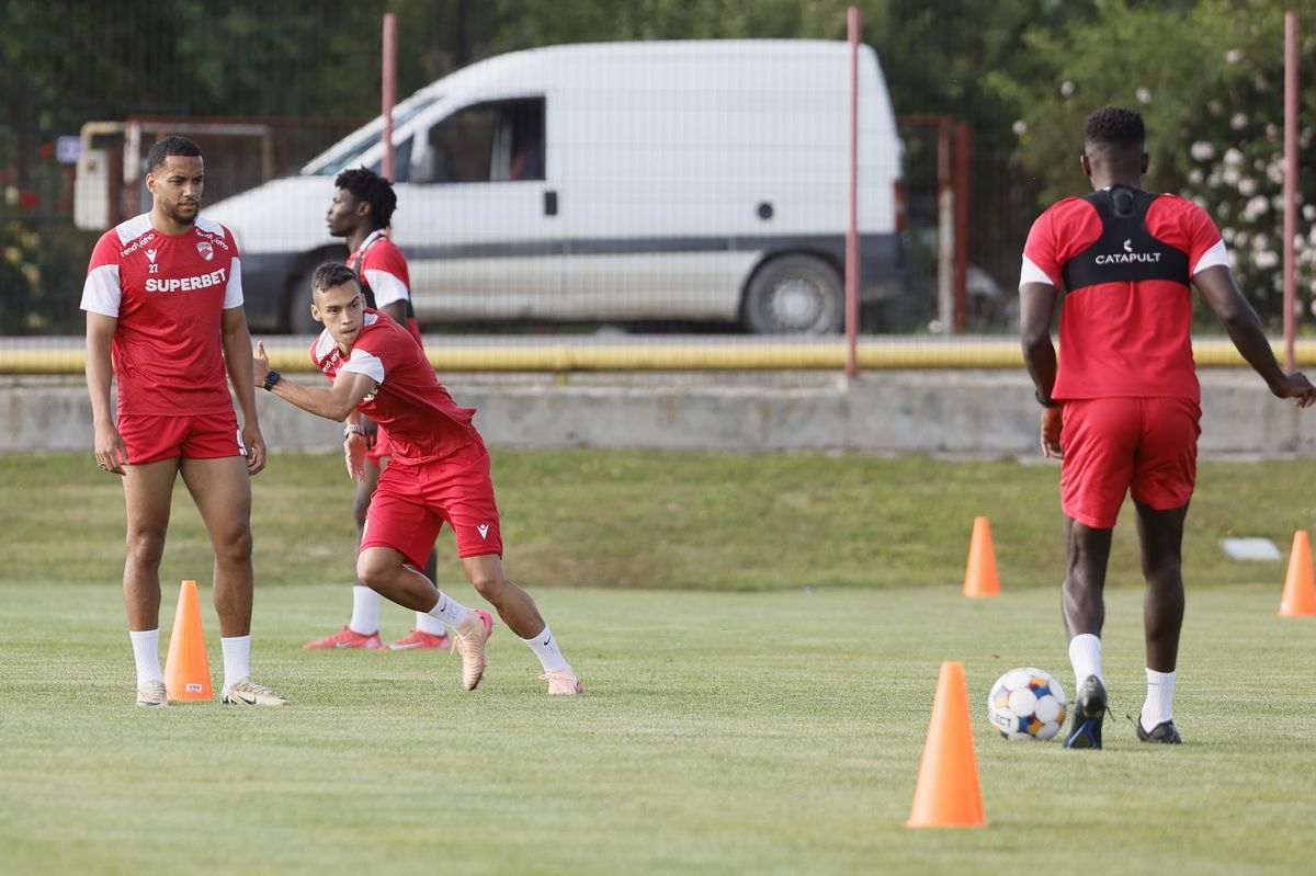 Imagini de la antrenamentul lui Dinamo de la Curtea de Argeș