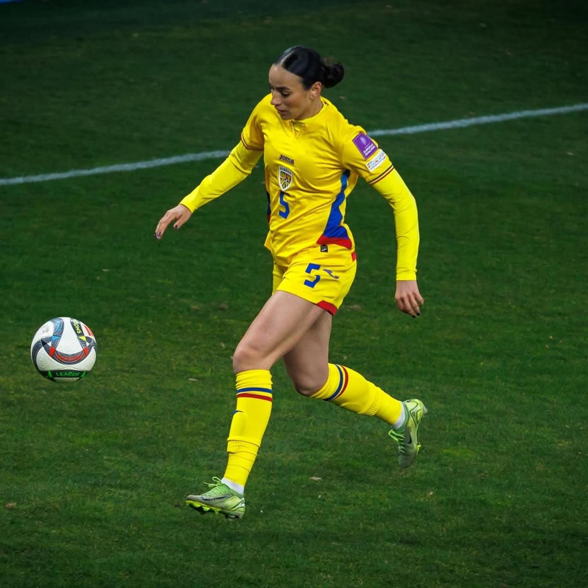 Apariție incendiară! Cea mai frumoasă fotbalistă din România a făcut senzație pe plajă