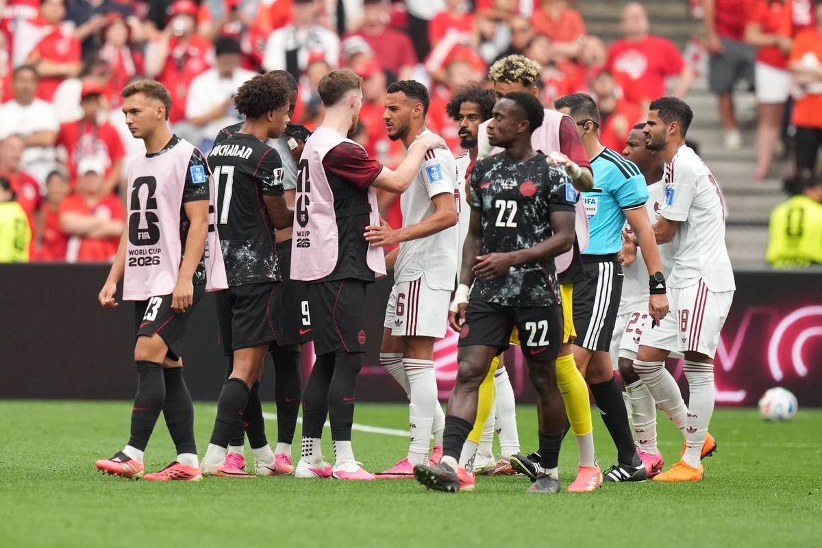 Imagini dramatice la Canada - Qatar: Kone, scos pe targă