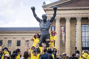 „Visit Pennsylvania” atrage atenția: „Feriți-vă de statuia lui Rocky. E blestemată”