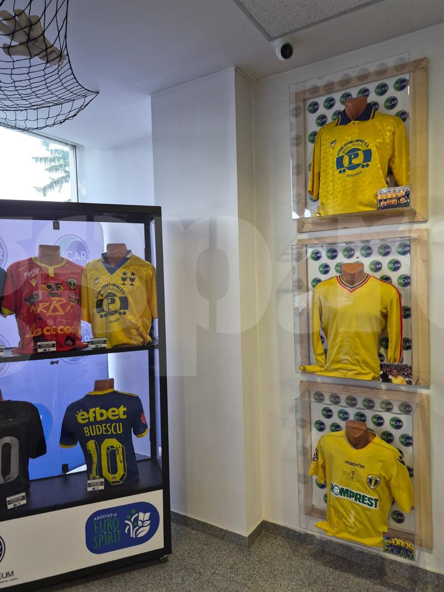 Colțul din muzeul dedicat Petrolului în care apar inclusiv tricourile purtate în finalele de Cupa României câștigate în 1995 și 2013. Foto: Justin Gafiuc (GSP) Messi, Ronaldo, Hagi și Yamal, zeci de mii de euro pentru noul Muzeu al Sportului din România! + El e omul care deține tricourile de Mondiale ale lui Adi Ilie și Prunea