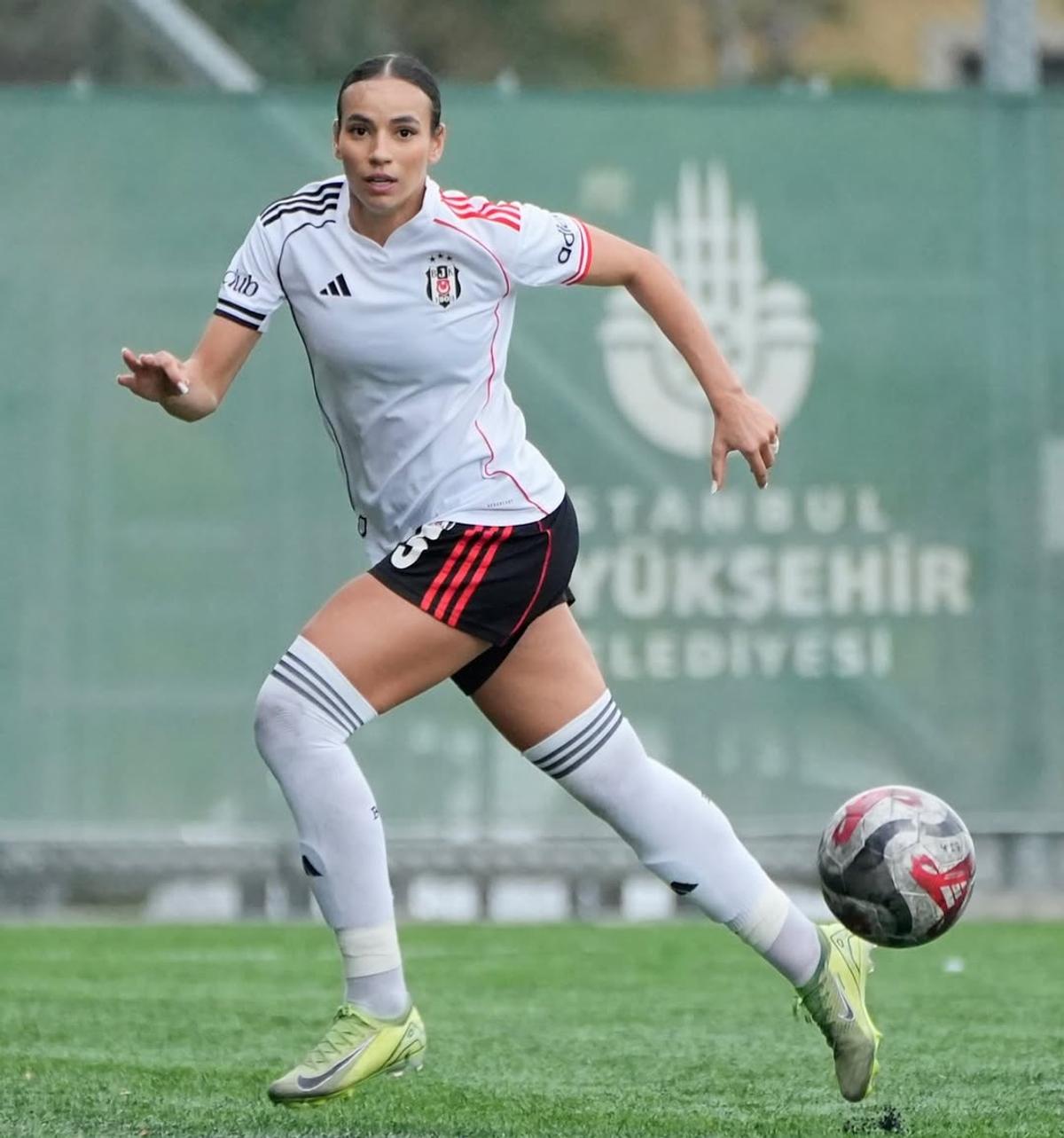 Apariție incendiară! Cea mai frumoasă fotbalistă din România a făcut senzație pe plajă