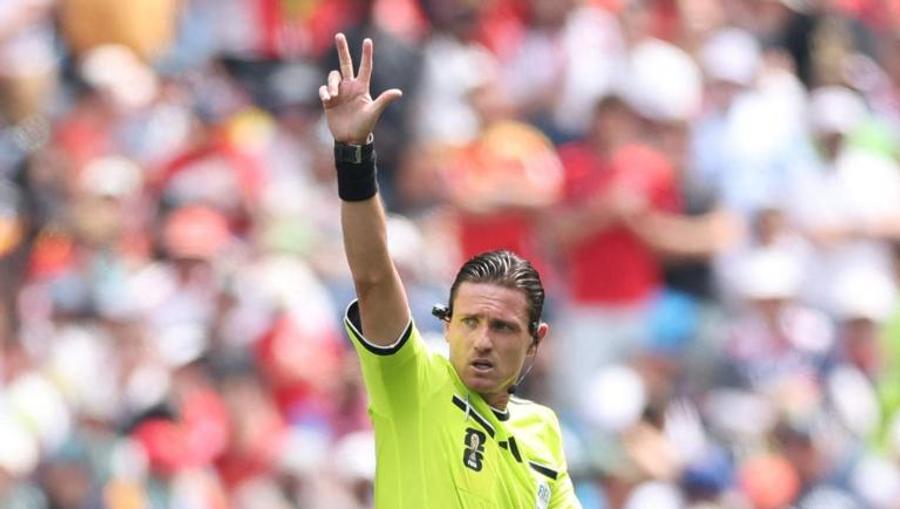 Arbitrii numără cele 5 secunde regulamentare permise jucătorilor pentru a repune mingea în joc Efectul noilor reguli impuse de FIFA » Cum se modifică timpul efectiv de joc raportat la ultimele două Mondiale