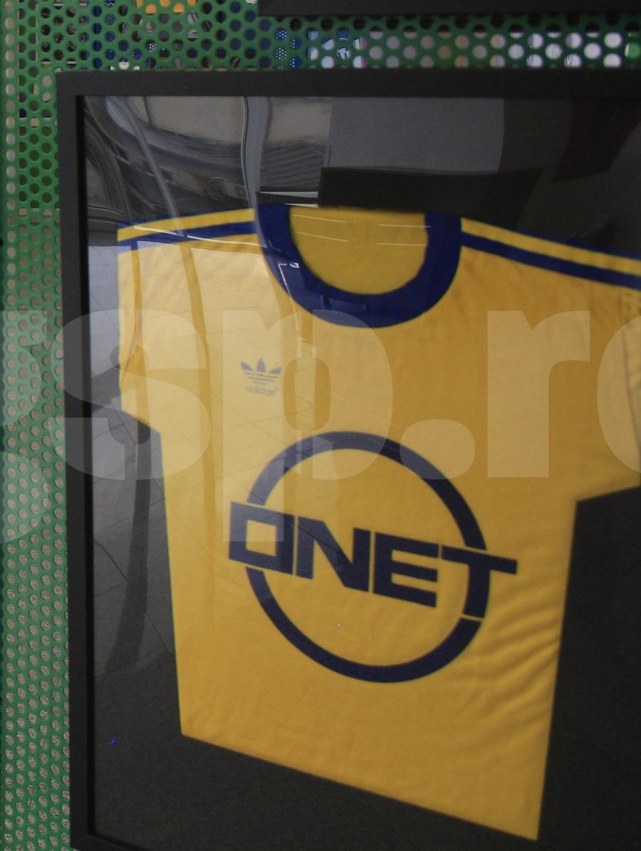 Tricoul cu care România a evoluat în amicalul caritabil cu Marseille, în ianuarie 1990, la inițiativa exoticului Bernard Tapie Messi, Ronaldo, Hagi și Yamal, zeci de mii de euro pentru noul Muzeu al Sportului din România! + El e omul care deține tricourile de Mondiale ale lui Adi Ilie și Prunea