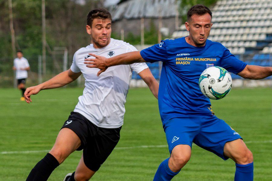 Fotbal de „județ” în timp de pandemie. Primul meci de L4 s-a jucat la Brașov cu Mugurel Buga, Marian Cristescu și Marian Constantinescu