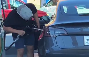 A încercat să pună benzină în Tesla! Filmarea virală din SUA care a stârnit hohote de râs: „Ăsta doarme pe el”