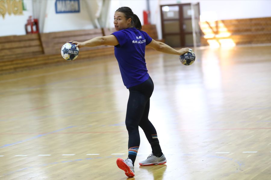 Reportaj în cantonamentul montan al campioanei SCM Rm. Vâlcea: ce dor le era de handbal!